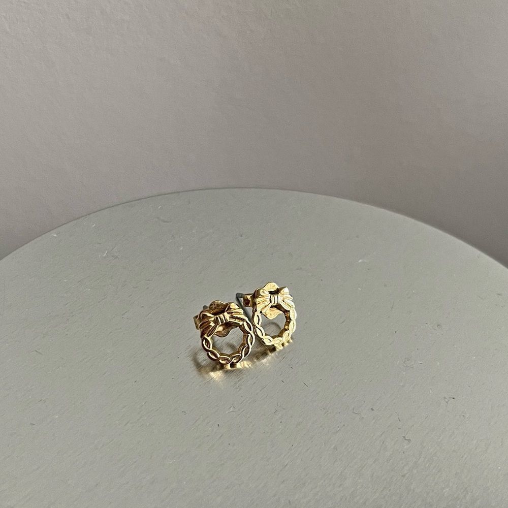 Vintage Avon Gold Wreath Stud Earrings Holiday Christmas Bow Pierced